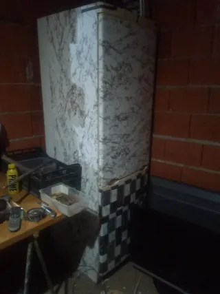 Nevera con diseño mármol y cuadros