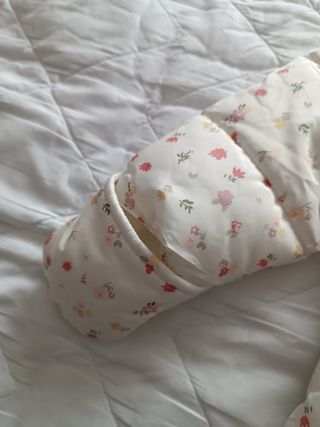 Buzo de bebé con estampado floral