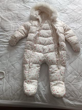 Buzo de bebé con estampado floral