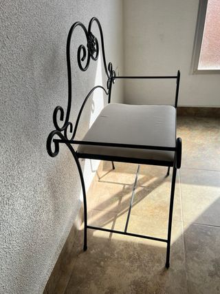 Sillón de forja con asiento beige