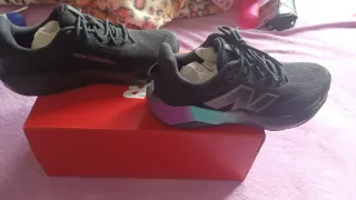 Zapatillas New Balance Negras y Moradas.