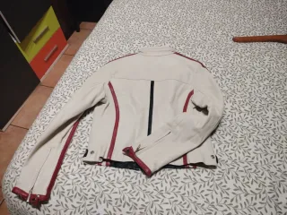 Chaqueta de cuero para mujer,ajustada .talla poco