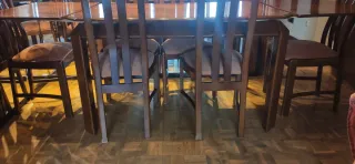 Mesa de salón de madera y 6 sillas.