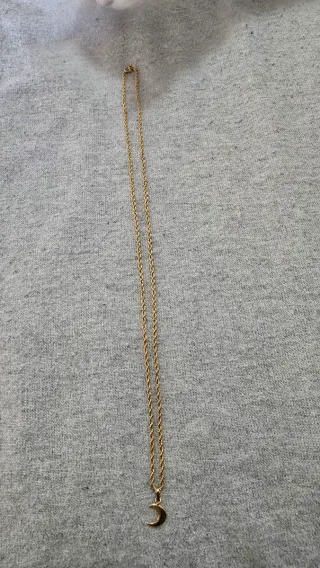 Cadena de oro con colgante de luna