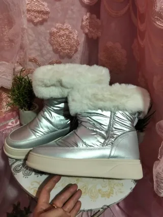 Botas de invierno plateadas con forro blanco