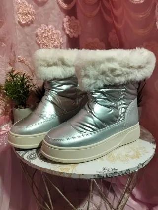 Botas de invierno plateadas con forro blanco
