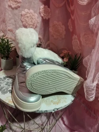 Botas de invierno plateadas con forro blanco