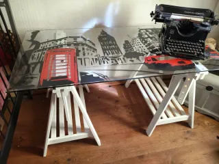 Escritorio de cristal con caballetes