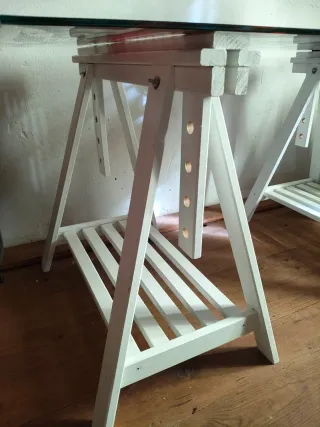 Escritorio de cristal con caballetes