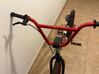 Bicicleta BMX Negra y Roja