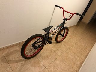 Bicicleta BMX Negra y Roja
