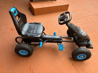 Coche a pedales negro y azul