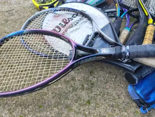 Lote de raquetas y palas.