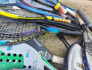 Lote de raquetas y palas.