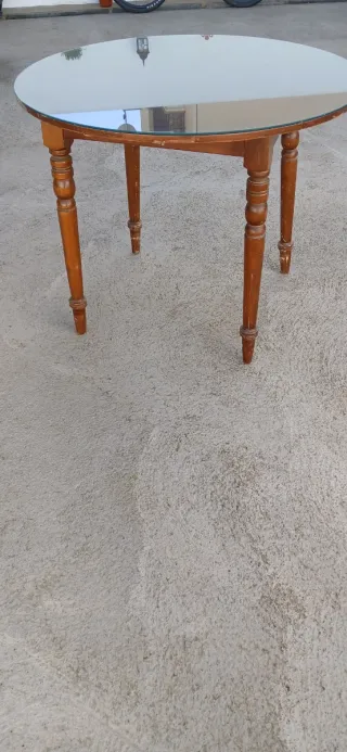 Mesa redonda de madera con tapa de cristal
