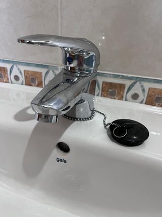 Lavabo Roca Blanco Porcelana con grifo. Lo regalo