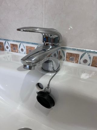 Lavabo Roca Blanco Porcelana con grifo. Lo regalo