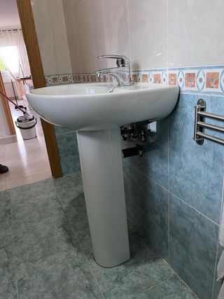 Lavabo Roca Blanco Porcelana con grifo. Lo regalo