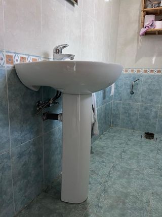 Lavabo Roca Blanco Porcelana con grifo. Lo regalo