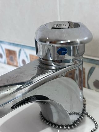 Lavabo Roca Blanco Porcelana con grifo. Lo regalo