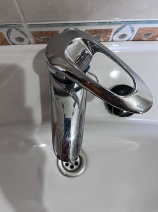 Lavabo Roca Blanco Porcelana con grifo. Lo regalo