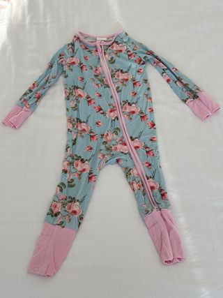 Pijama floral bebé
