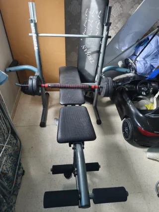 Banco de pesas con barra y discos