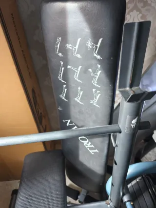 Banco de pesas con barra y discos