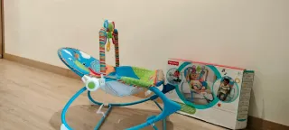 Mecedora para bebé con juguetes