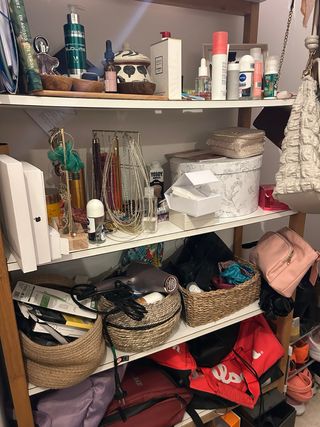 Estantería de madera y mimbre