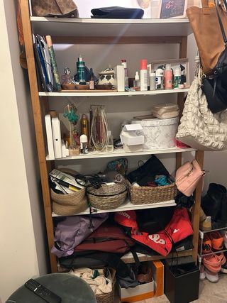 Estantería de madera y mimbre