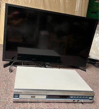 Televisor Samsung Negro y reproductor DVD