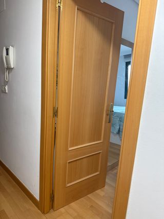 Puerta haya maciza con rosetas