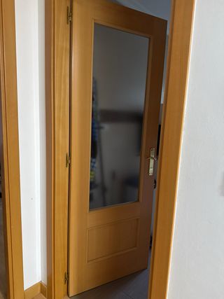 Puerta haya maciza con rosetas