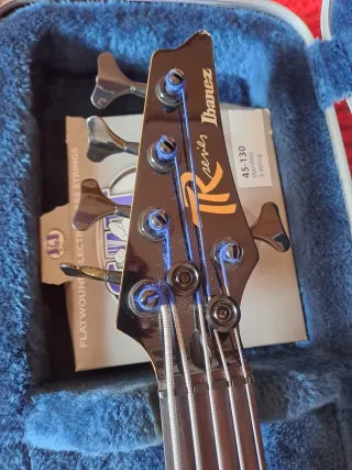 Bajo Ibanez de 5 cuerdas