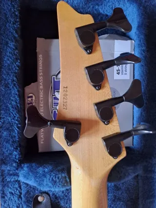 Bajo Ibanez de 5 cuerdas