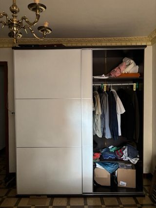 Guardaroba a porte scorrevoli in legno e vetro