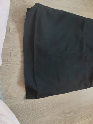 Falda negra con detalles cuero