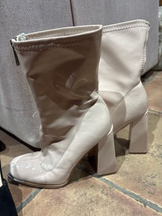 Zapatos de tacón Talla 37. Botas son talla 38.