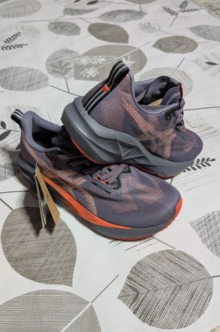 Zapatillas ASICS Novablast 5 Talla 44 Nuevas