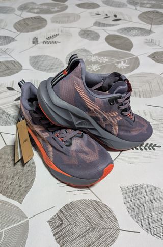 Zapatillas ASICS Novablast 5 Talla 44 Nuevas