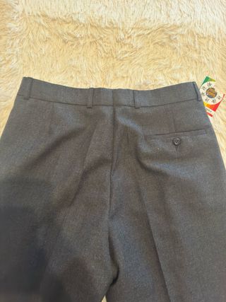 Pantalón de vestir gris oscuro con pinzas