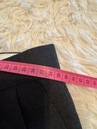 Pantalón de vestir gris oscuro con pinzas