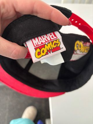 Gorra Marvel Negra y Roja