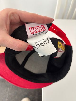 Gorra Marvel Negra y Roja