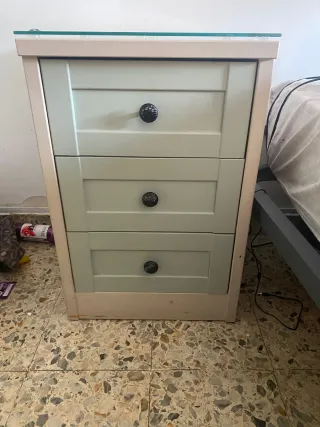 Mesilla de noche y cajonera
