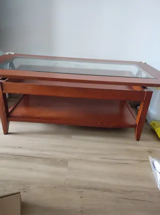 Mesa de centro elevable madera y cristal.