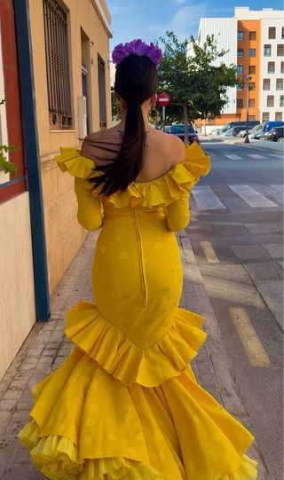 Traje flamenca amarillo.