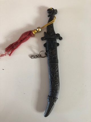 Daga miniatura decorativa