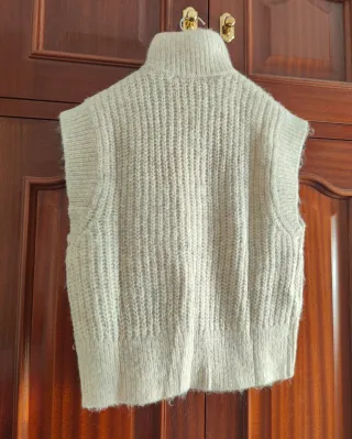 Chaleco de lana beige cuello alto cremallera